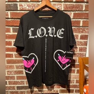 Stylish Black Tee with Pink Heart Graphics. (Ruben Rojas)